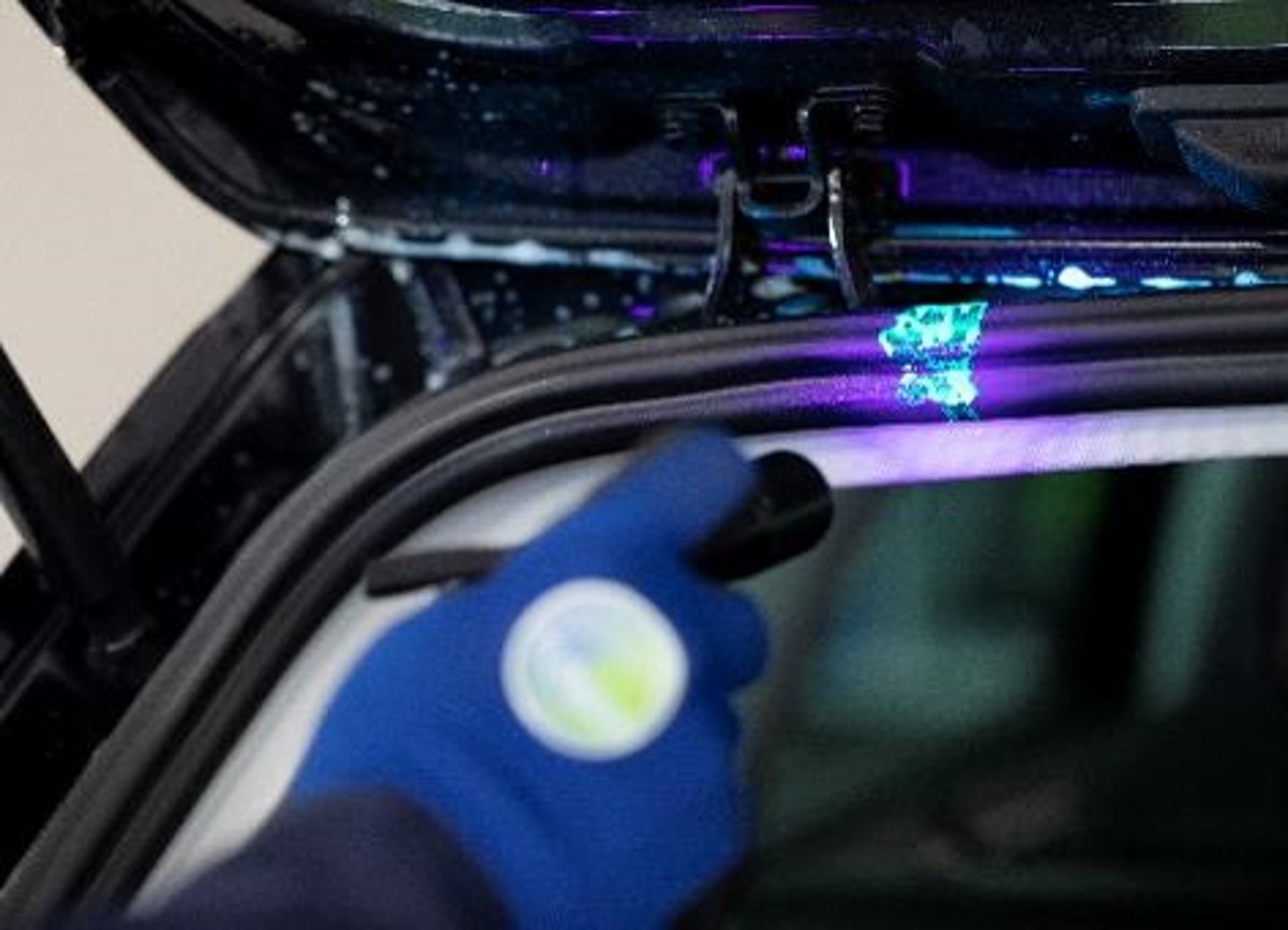 Detect leaks by UV lamp Detect leaks by UV lamp
